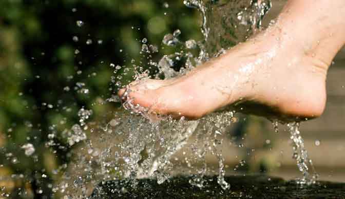 شستن پاها با آب سرد از سرما خوردگی و واریس جلوگیری می کند